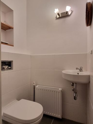 WC mit Handwaschbecken, DG