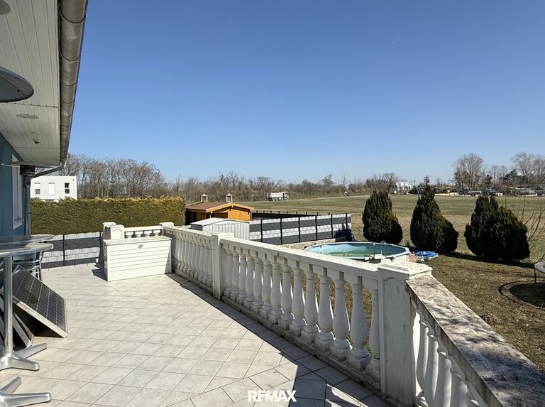 Terrasse mit Blick aufs Feld