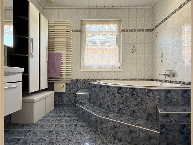 Badezimmer mit Eckbadewanne