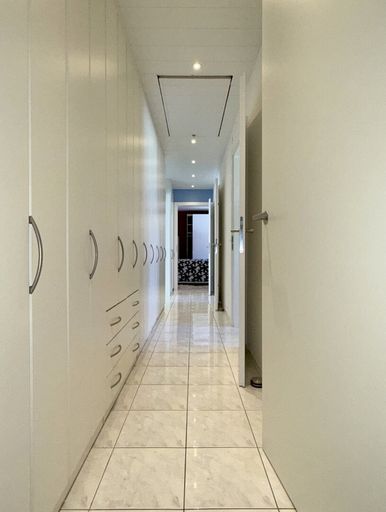 Flur mit endlosen Garderobenschränken