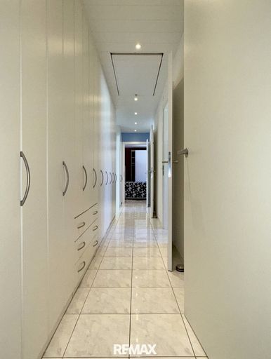 Flur mit endlosen Garderobenschränken