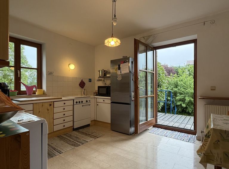 Küche mit Ausgang in den Garten