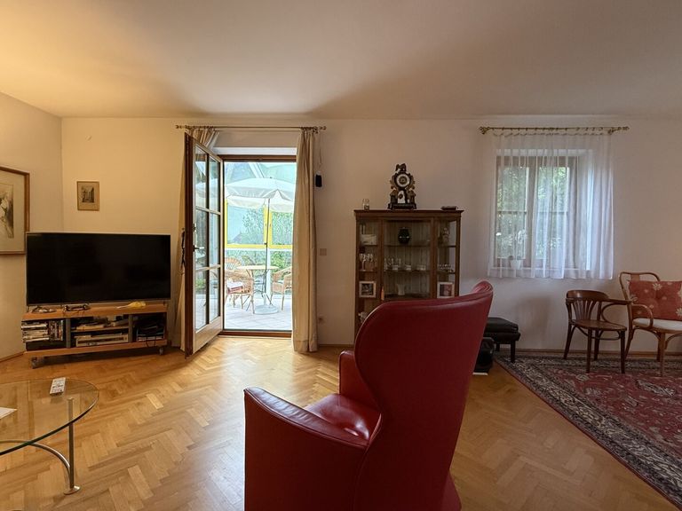 Wohnzimmer mit Zugang zum Wintergarten