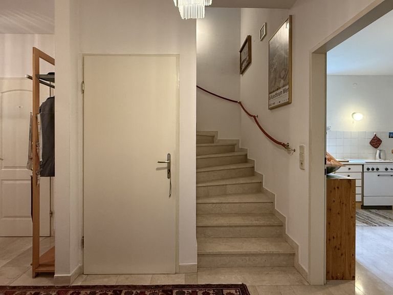 Zum Obergeschoss und zum Keller