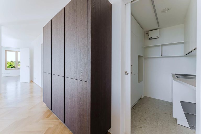 Bereich Küche mit Wirtschaftsraum