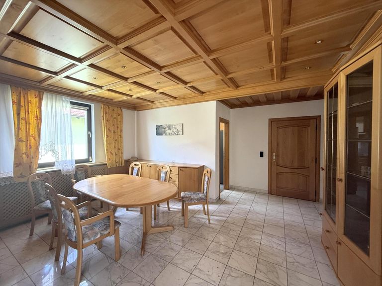 OG 1 / Essbereich mit Holzdecke und Einbauspots