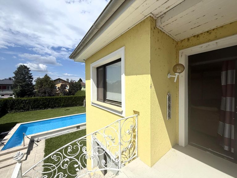 OG 1 / Terrasse mit Abgang zum Pool