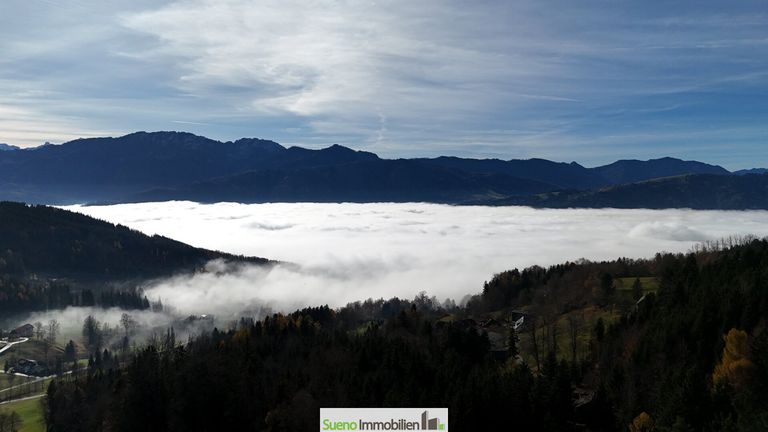 Herbst-Stimmung mit Nebelmeer im Tal