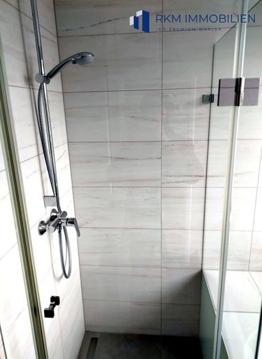 Badezimmer mit Badewanne + Dusche + Fenster