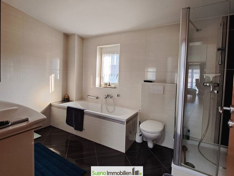 Bad mit Badewanne und Dusche