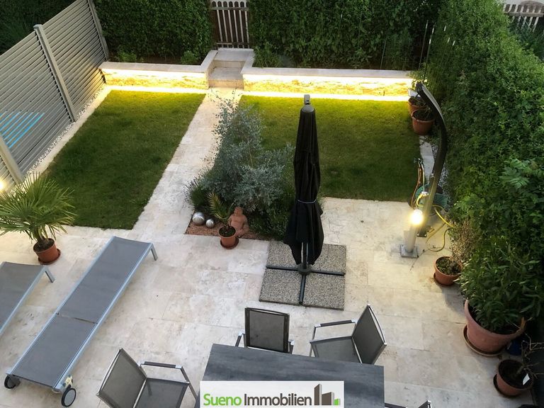 Garten mit Beleuchtung