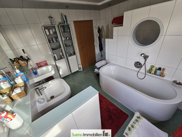 Badezimmer mit Badewanne