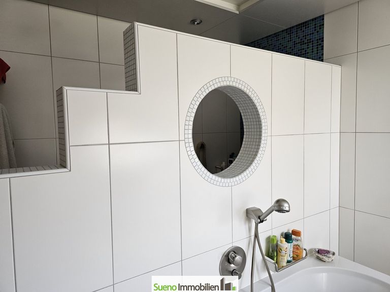 Begehbare Dusche abgetrennt