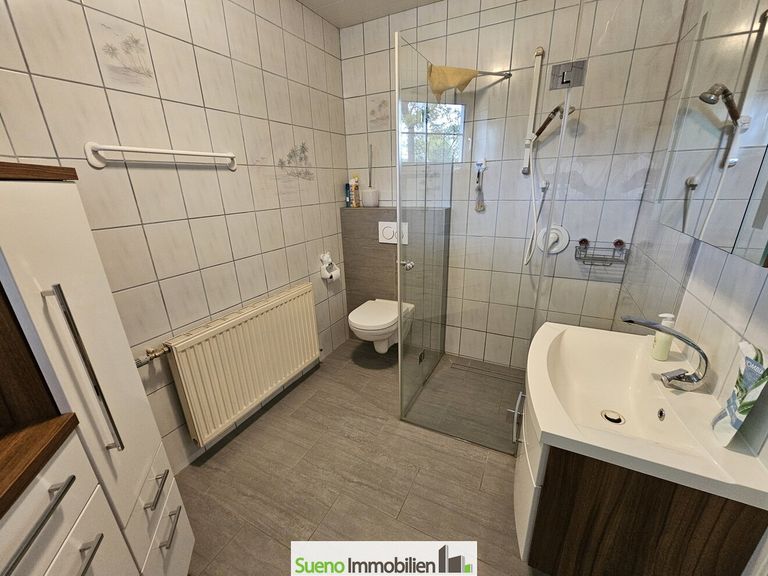 Badezimmer neben Schlafzimmer