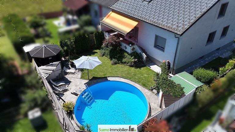 Drohnen-Ansicht Garten mit Pool