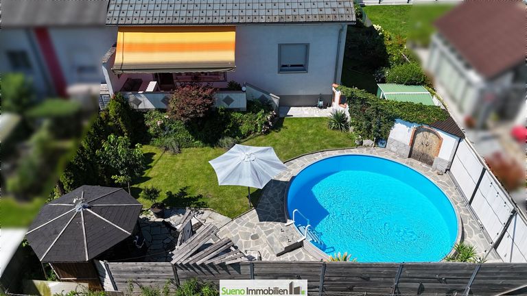 Drohnen-Ansicht Garten mit Pool