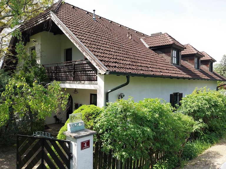 Frontansicht, Eingang zum Haus