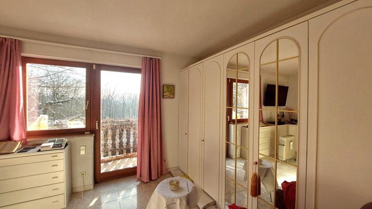 Schlafzimmer mit Balkonzugang