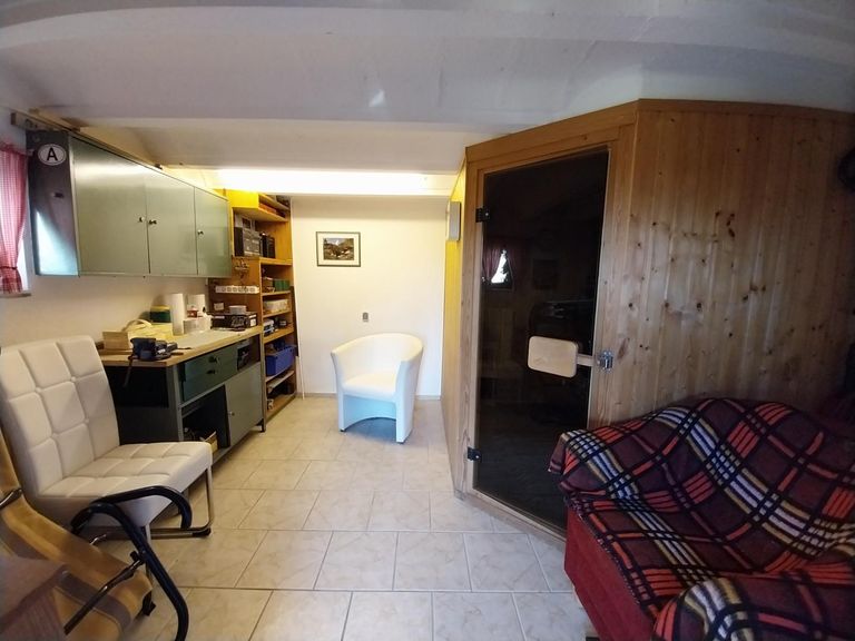 Hobbyraum mit Werkbank bzw. Sauna mit Ruheraum