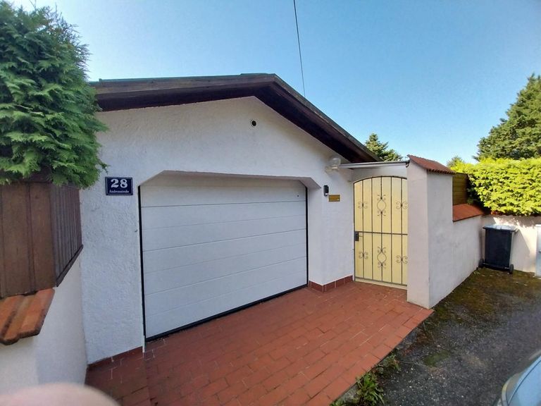 Garagentor und Eingang