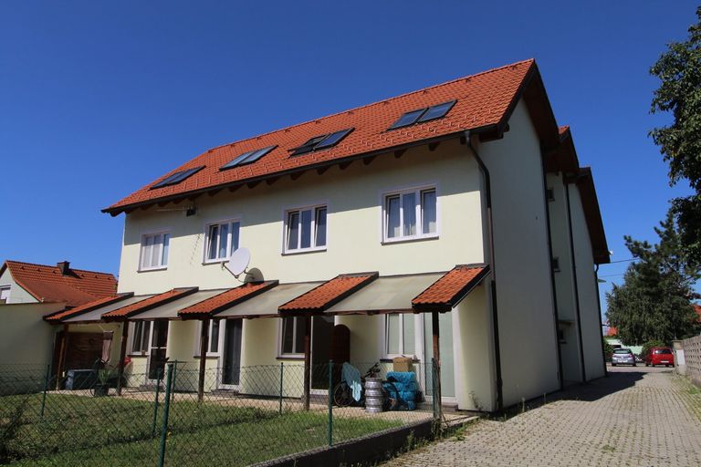 Blick vom Hof zum Haus