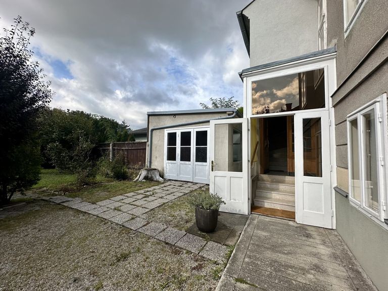 Hauseingang und Nebengebäude