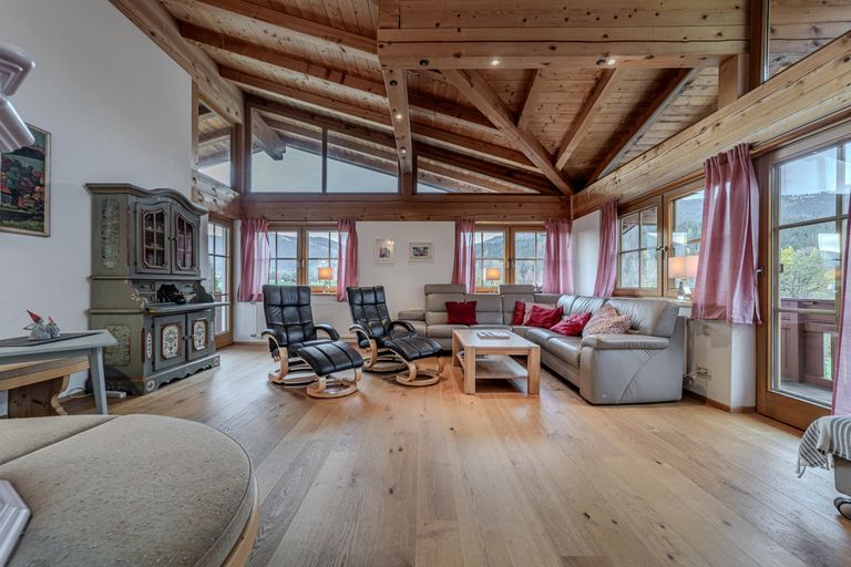 Wohnzimmer mit Kachelofen