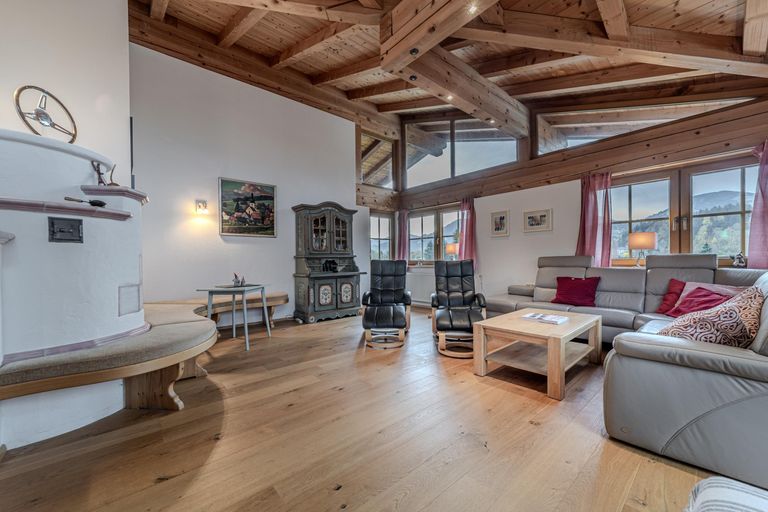 Wohnzimmer mit Kachelofen