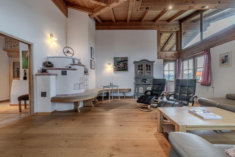 Wohnzimmer mit Kachelofen