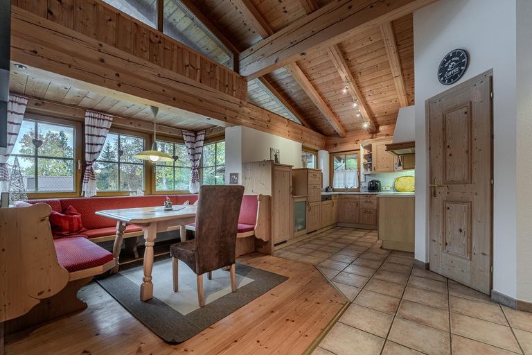 Küche mit Essecke und Speis