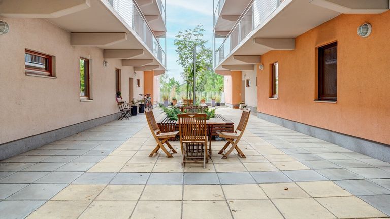 überdachter Innenhof