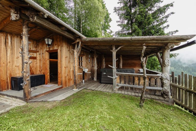 Saunahütte mit Whirlpool