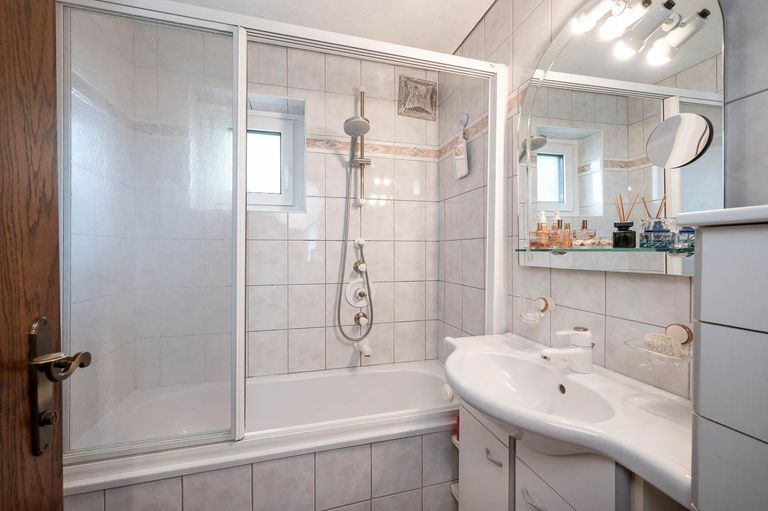 Badezimmer mit Badewanne