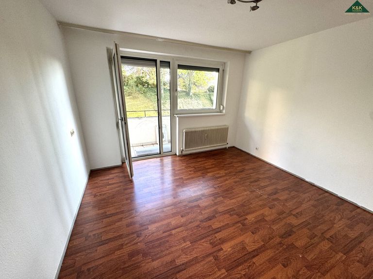 ZIMMER MIT AUSGANG AUF DIE LOGGIA