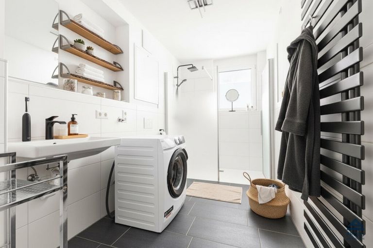 Bad mit Dusche und Waschmaschinen-Anschluss - Dekoration KI-generiert