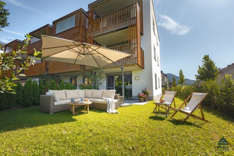 Garten mit Terrasse - Möbel und Dekoration KI-generiert