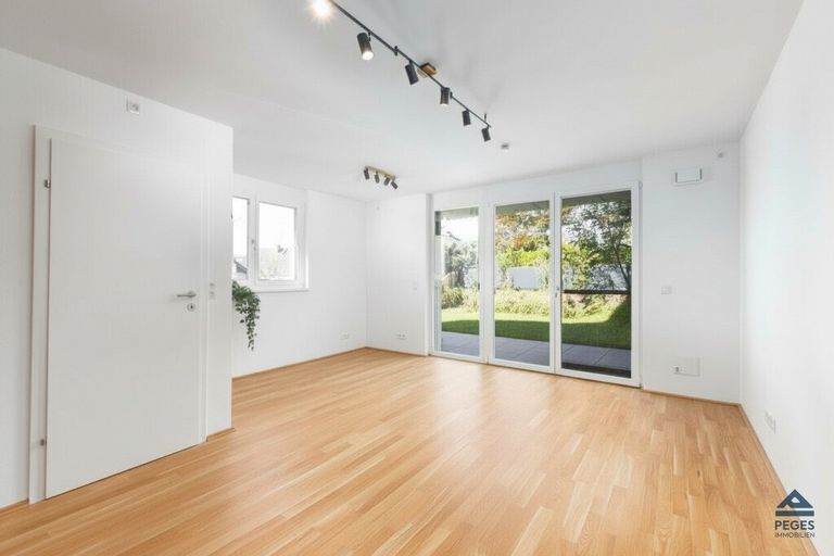 Wohnzimmer - Blick sowie Zugang zur Terrasse