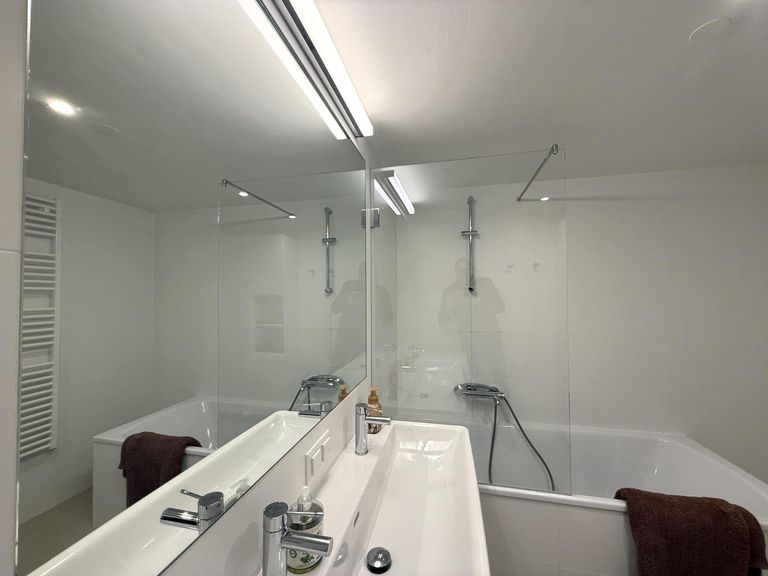 Bad mit Duschwanne, Bademöbel und Waschmaschine