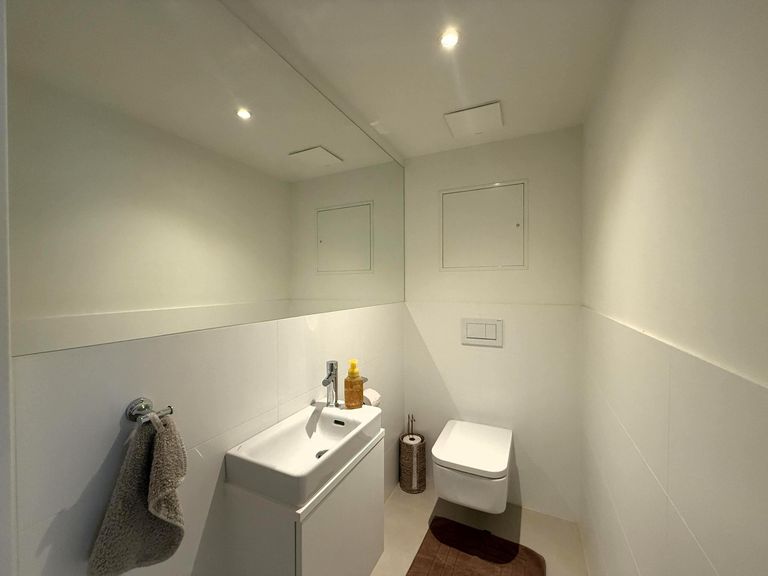 Gästetoilette mit großem Wandspiegel