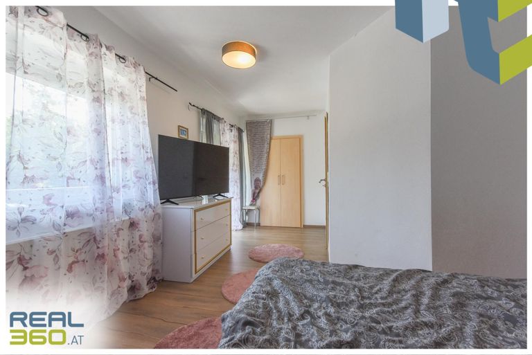 Zimmer mit kleinem Schrankraum OG