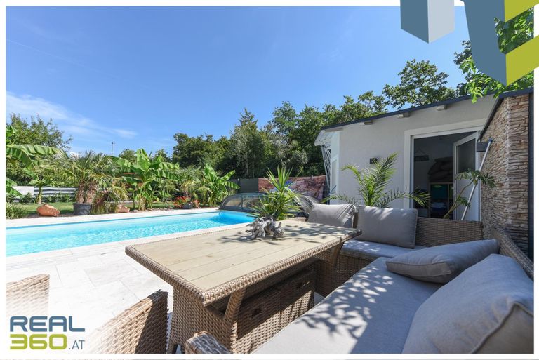 Terrasse mit Poolhaus und Pool