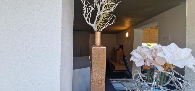 Raum im Innenhof von aussen