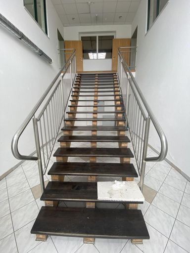 18 Stiegen zu den Büroräumlichkeiten