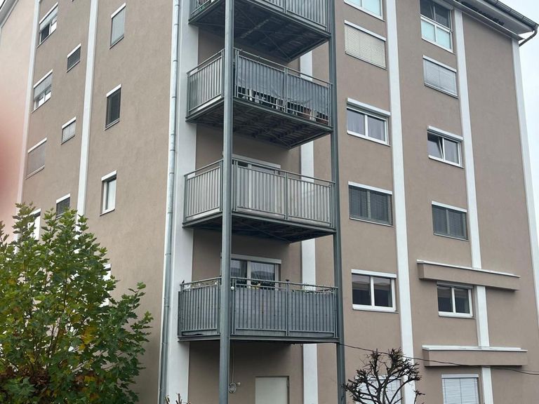 Hausansicht mit Balkon