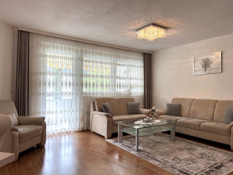 Wohnzimmer mit Zugang zum Balkon