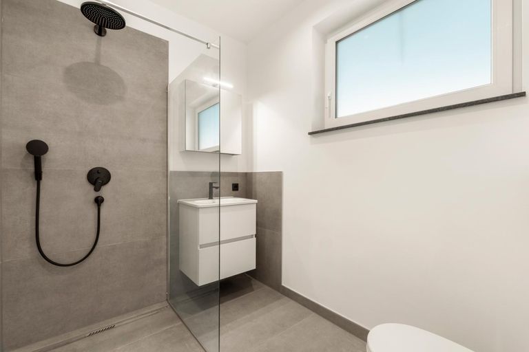 Bad mit Dusche u. WC, EG