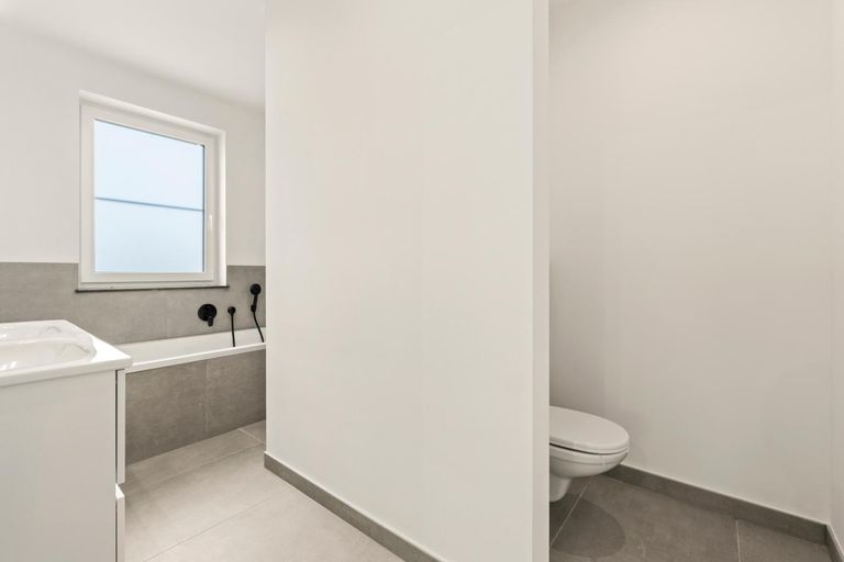 Bad mit Dusche/Wanne u. WC, OG