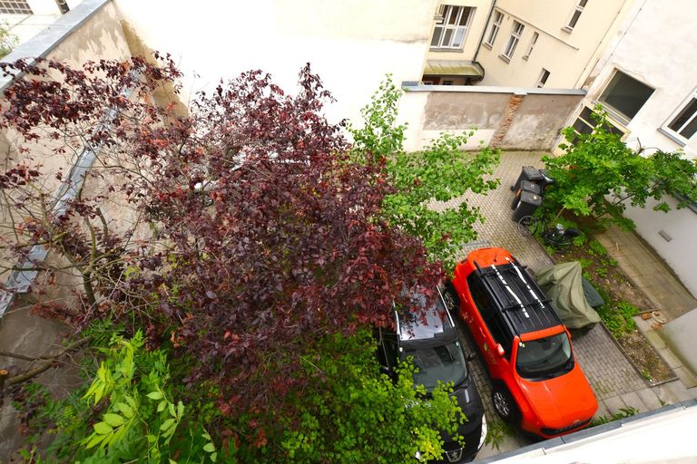 Innenhof mit PKW Stellplatz