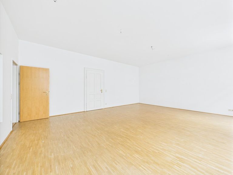 CAM04191G0-PR0046-STILL005