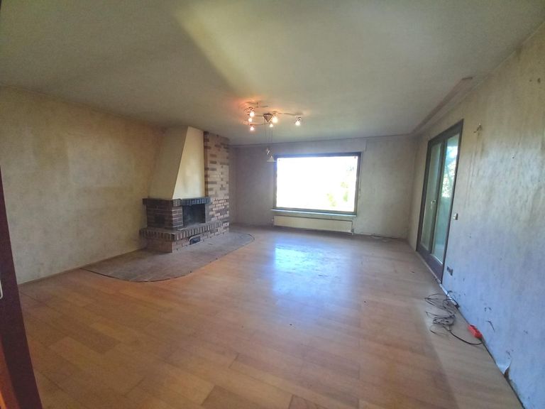 Wohnzimmer mit offenem Kamin